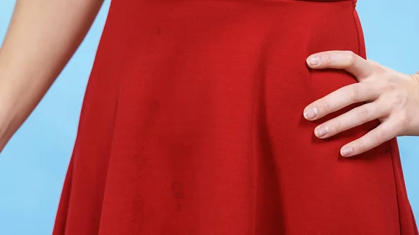 Mulher em saia vermelha suja — Fotografia de Stock