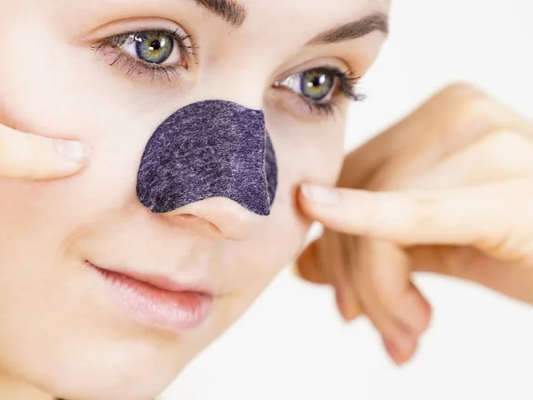 鼻に毛穴ストリップを適用する女性 — ストック写真