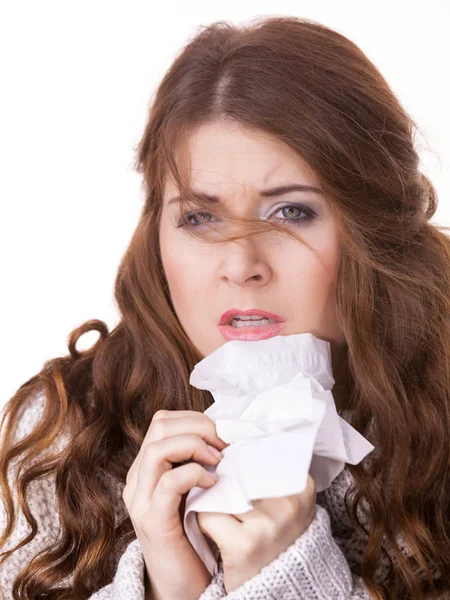 Больная замерзающая женщина чихает в тканях — стоковое фото
