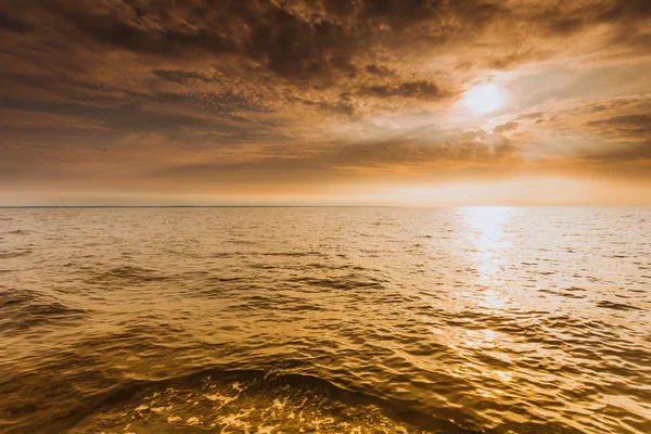 Hermoso atardecer en el mar océano — Foto de Stock