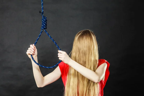 Selbstmörderin neben hängendem Seil mit Knoten — Stockfoto