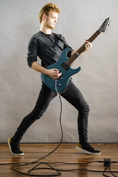 Joven tocando la guitarra eléctrica — Foto de Stock
