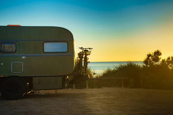 Camper auto op het strand, kamperen op de natuur — Stockfoto