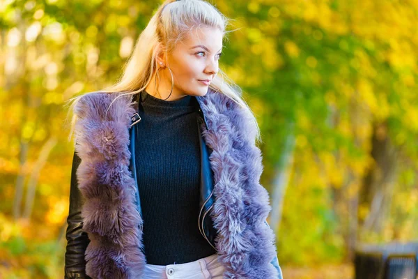 Mujer de moda caminando en el parque de otoño — Foto de Stock