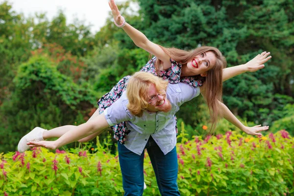 Casal se divertindo juntos ao ar livre . — Fotografia de Stock