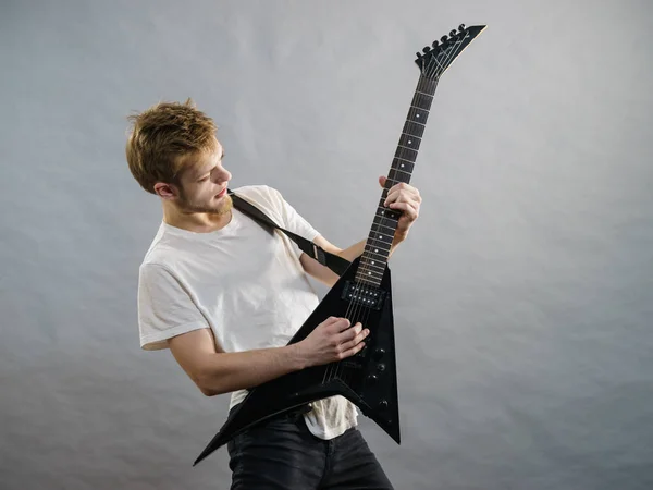 남자가 전기 기타 연주 — 스톡 사진