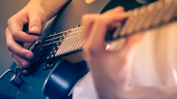 Close up de homem tocando na guitarra elétrica — Fotografia de Stock
