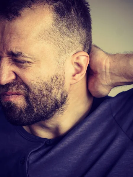 남자 데 목 통증 — 스톡 사진