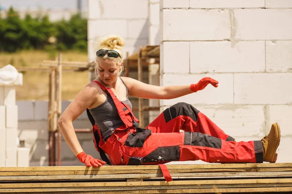 Femme prenant une pause sur le chantier de construction — Photo