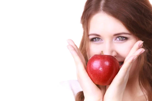 Kobieta trzymanie owoców jabłoni w pobliżu twarzy — Zdjęcie stockowe