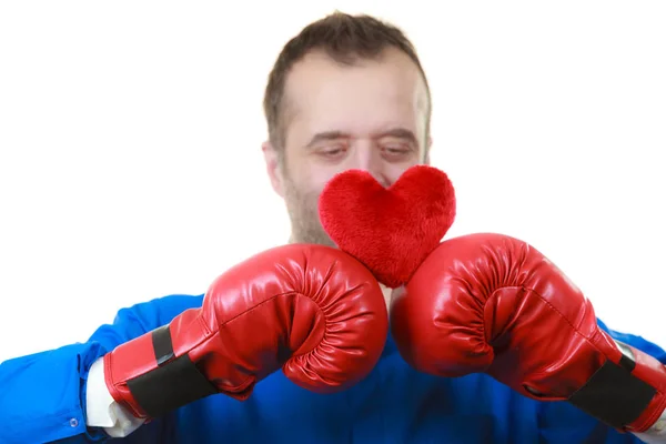 Hombre con guantes de boxeo sosteniendo el corazón —  Fotos de Stock