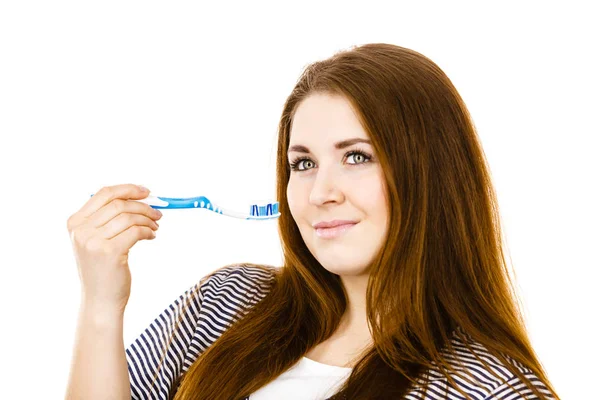 Vrouw houdt tandenborstel met pasta. — Stockfoto