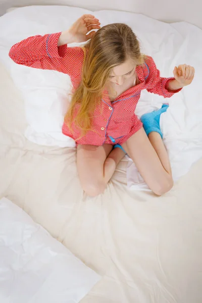 Ontwaken vrouw stretching lichaam na het slapen — Stockfoto