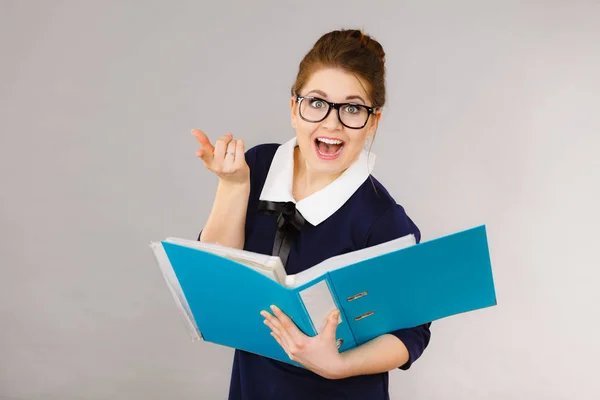 Mujer de negocios positiva feliz encontrar solución — Foto de Stock