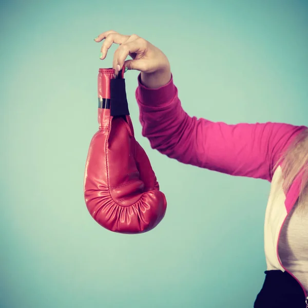 Mulher segurando luvas de boxe — Fotografia de Stock