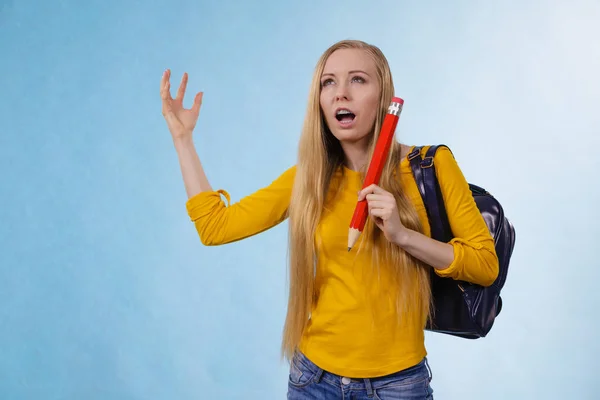 Junge nervöse Frau geht zur Schule — Stockfoto