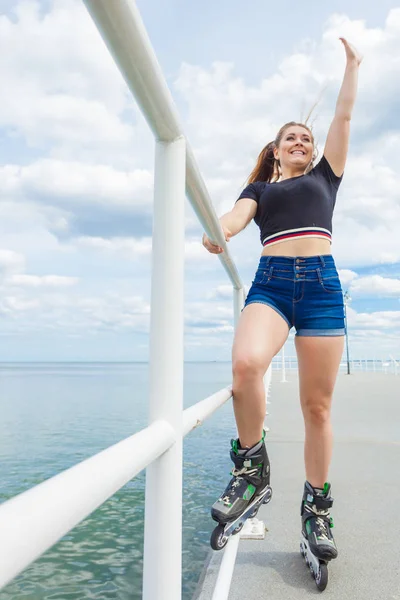 Joyful adolescente menina vestindo patins — Fotografia de Stock