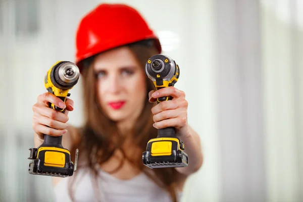 Kobieta za pomocą energii driil do pracy w domu — Zdjęcie stockowe