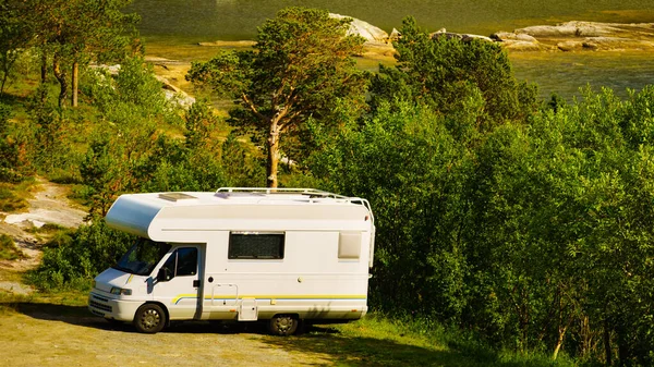 Camper car camp sulla natura norvegese — Foto Stock