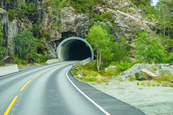 Route avec tunnel en montagne Norvège — Photo