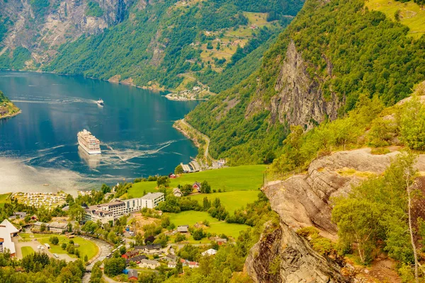 Fiorde Geirangerfjord com navio de cruzeiro, Noruega . — Fotografia de Stock