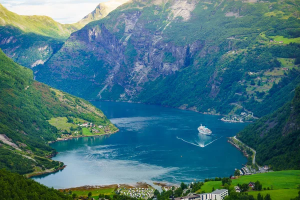 Fiorde Geirangerfjord com navio de cruzeiro, Noruega . — Fotografia de Stock