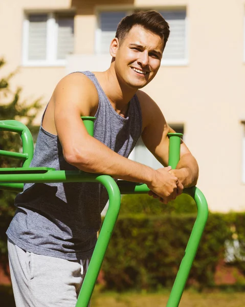 Hombre feliz relajarse después del entrenamiento al aire libre — Foto de Stock