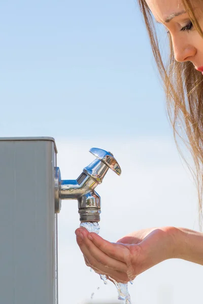 Ženská pitná voda z pouličního kohoutku — Stock fotografie