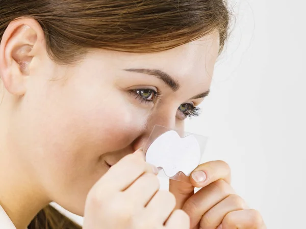 Kobieta stosujące paski porów na nos — Zdjęcie stockowe