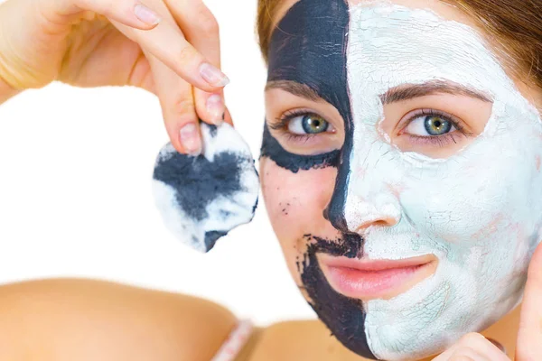 Menina remover máscara de lama branca preta do rosto — Fotografia de Stock