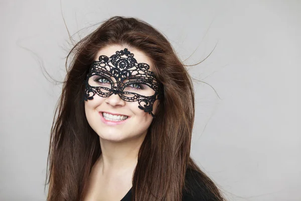 Mystisk kvinna bär spetsar mask — Stockfoto