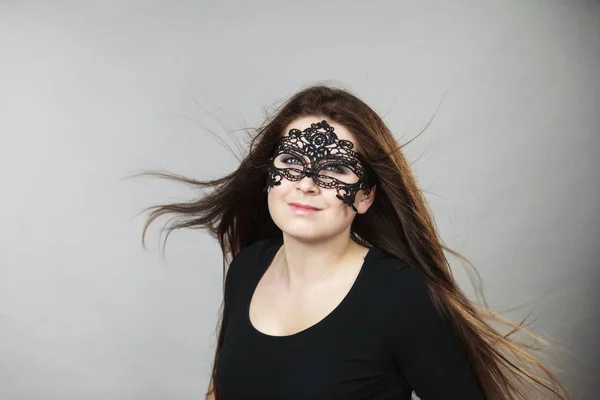 神秘女人戴着蕾丝面具 — 图库照片