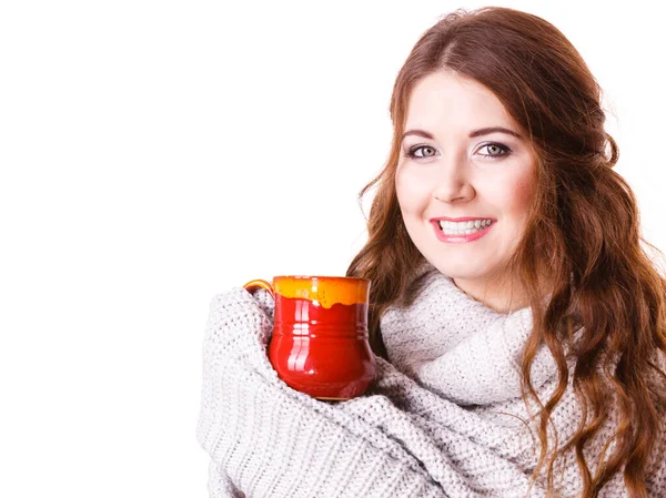 Mulher segurando caneca de café chá vermelho — Fotografia de Stock