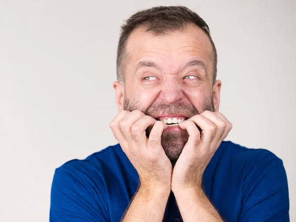 Man zijn nagels te bijten — Stockfoto