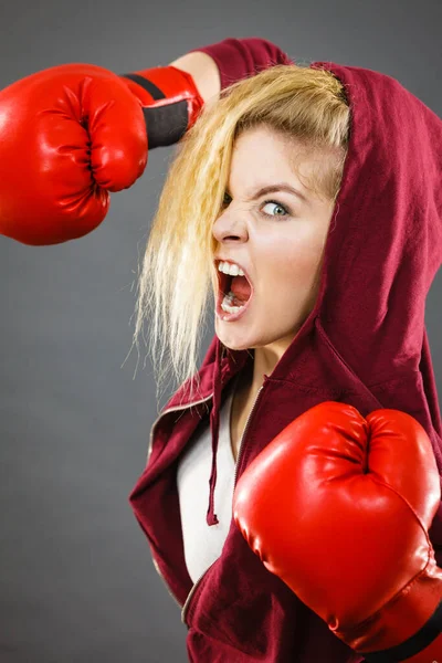 Donna arrabbiata che indossa guanti da boxe — Foto Stock