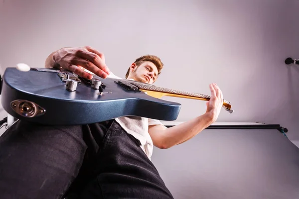 Młody człowiek jest grać na gitarze elektrycznej — Zdjęcie stockowe