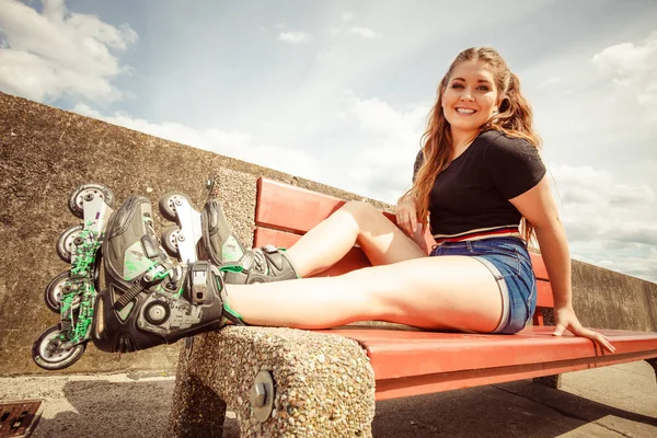 Mujer joven montando patines —  Fotos de Stock