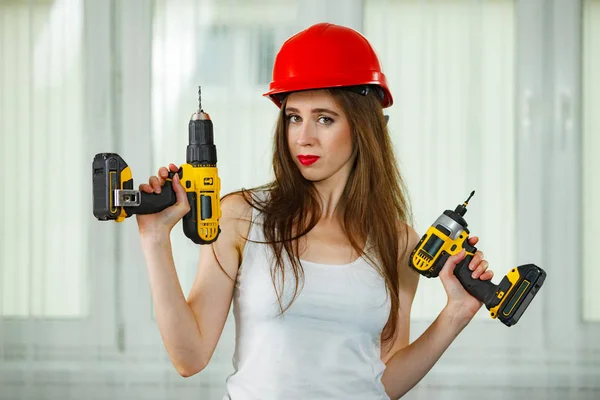 Frau nutzt Powerdrill für die Arbeit zu Hause — Stockfoto