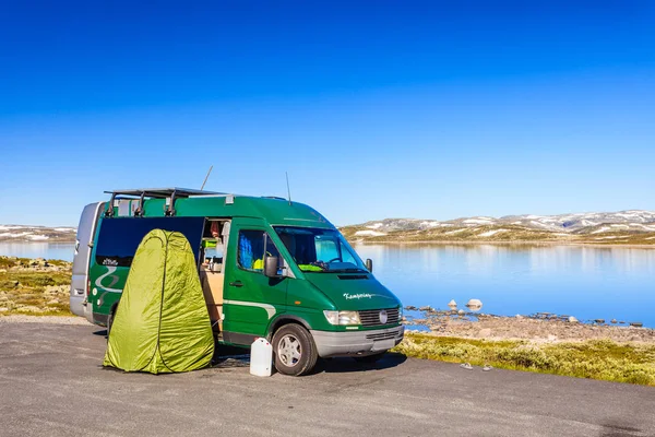 Carro autocaravana con ducha tienda de campaña, Noruega —  Fotos de Stock