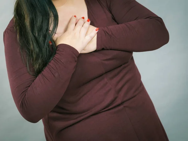 Mujer adulta con dolor en el pecho — Foto de Stock