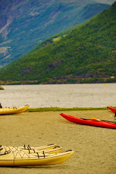 Kajaki na brzegu fiordu, Flam, Norwegia — Zdjęcie stockowe