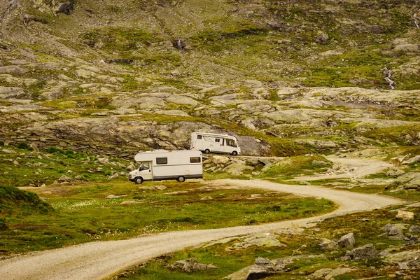 Camper coche en noruego montañas —  Fotos de Stock