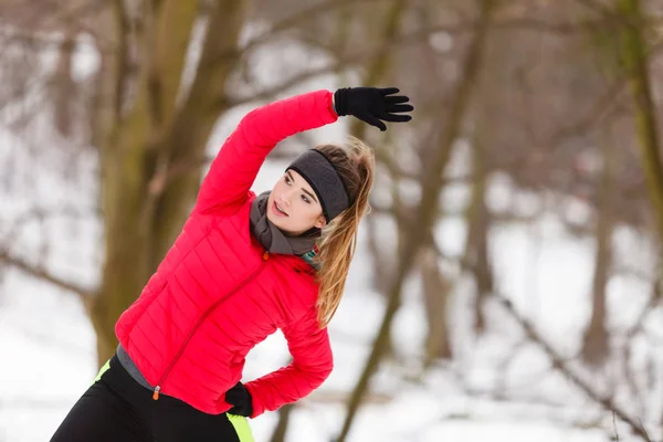 Mujer con ropa deportiva ejercitándose durante el invierno —  Fotos de Stock