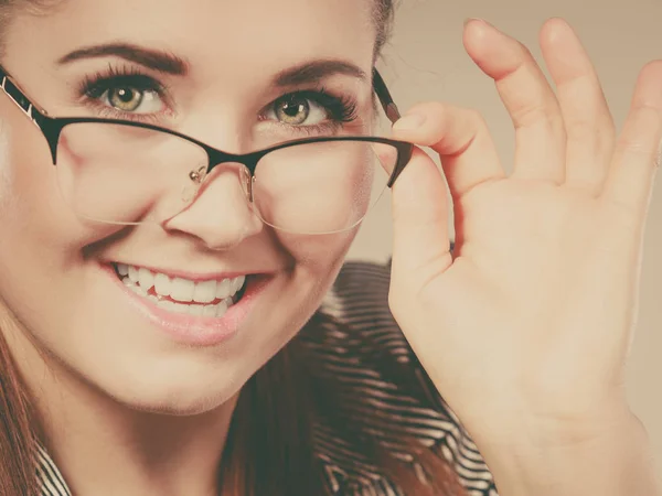 Gözlük ve forması giyen mutlu iş kadın — Stok fotoğraf