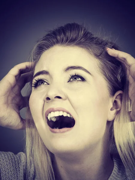 Unglückliche Frau schreit und schreit vor Schmerz — Stockfoto