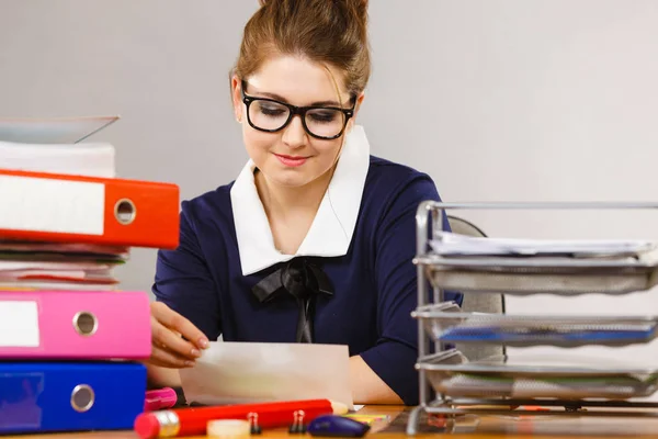 Femme d'affaires au bureau écrire quelque chose — Photo