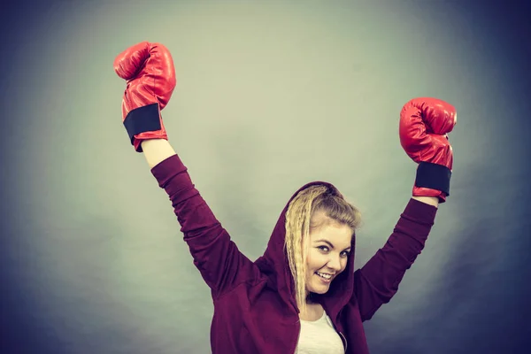 Mulher vencedora usando luvas de boxe — Fotografia de Stock