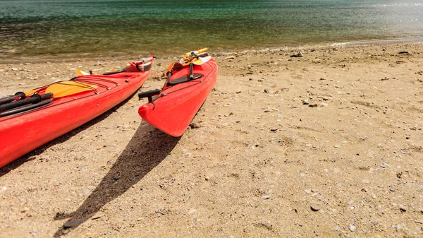 Kajaker på vatten strand. — Stockfoto