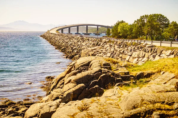 Puente de carretera Bolsoya, costa paisaje Noruega — Foto de Stock