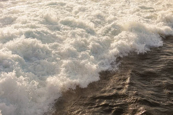 Грубая, пенная вода в море — стоковое фото